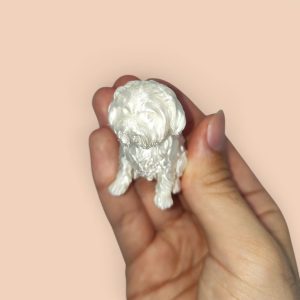 Пушистая сидящая собачка — статуэтка, игрушка и брелок